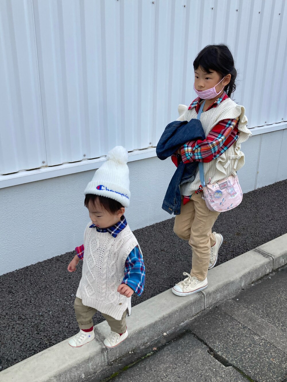 レッド系のシャツ/ブラウス、ベージュ系のベスト、ベージュ系のその他パンツを着用したキッズの秋コーディネートの5枚目の写真