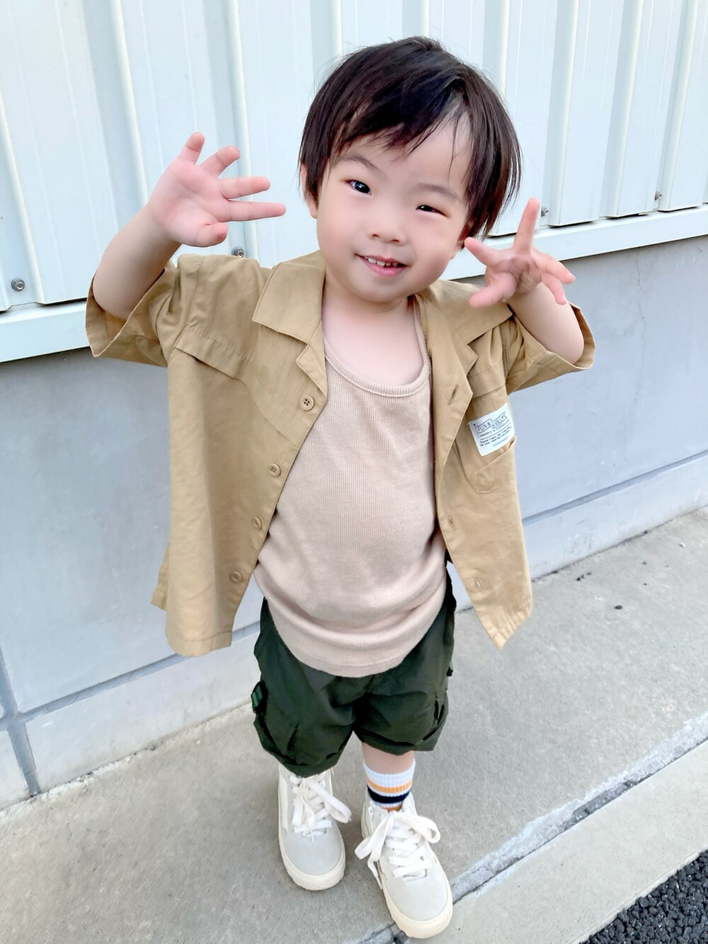 ベージュ系のタンクトップ、イエロー系のシャツ/ブラウス、グリーン系のカーゴパンツを着用したキッズの夏コーディネートの2枚目の写真
