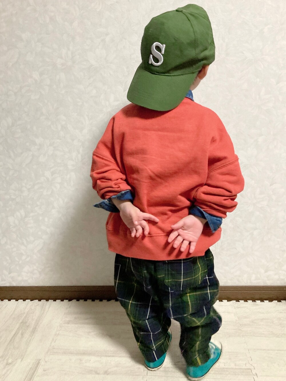 「お誕生日おめでとう!、コンバース、レイヤードスタイル、キャップ、チェックパンツ、チェッカーず2022、スウィーツ同盟会、第2回おそろであそぼ、GU、スニーカー、ビビッドカラー、プチプラ、ロゴスウェット、チェック、シンプルコーデ」|「DAISOのアイテム(キャップ、グリーン系)」を使った、lenlen23さん(キッズ・90cm)の秋コーディネートの4枚目の写真