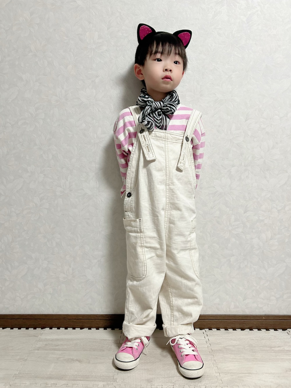 ピンク系のTシャツ/カットソー、ホワイト系のサロペット/オーバーオール、ピンク系のスニーカーを着用したキッズの春コーディネートの4枚目の写真