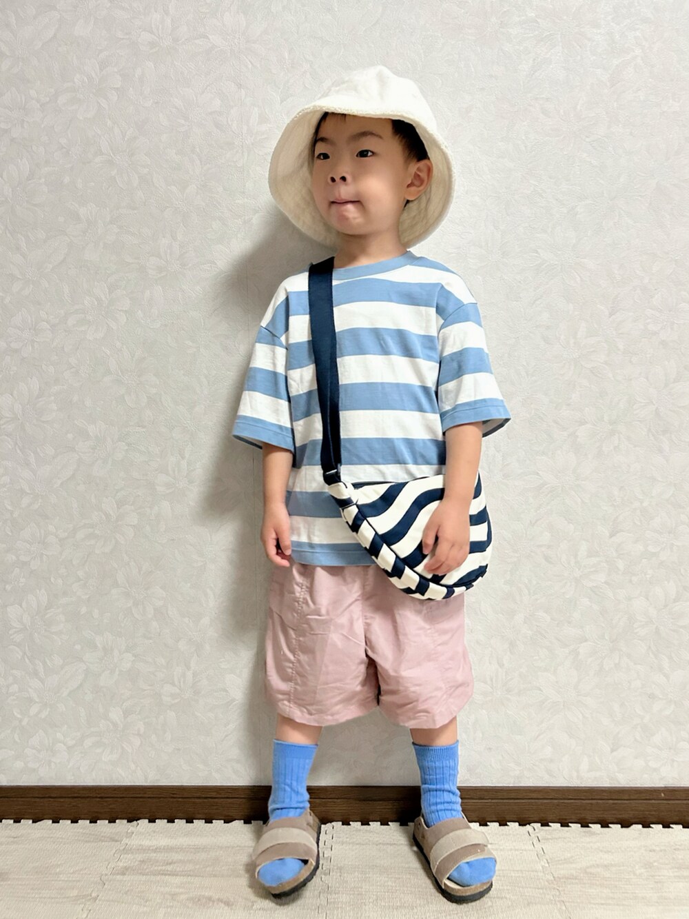 ブルー系のTシャツ/カットソー、ホワイト系のショルダーバッグ、ピンク系のパンツを着用したキッズの夏コーディネートの3枚目の写真