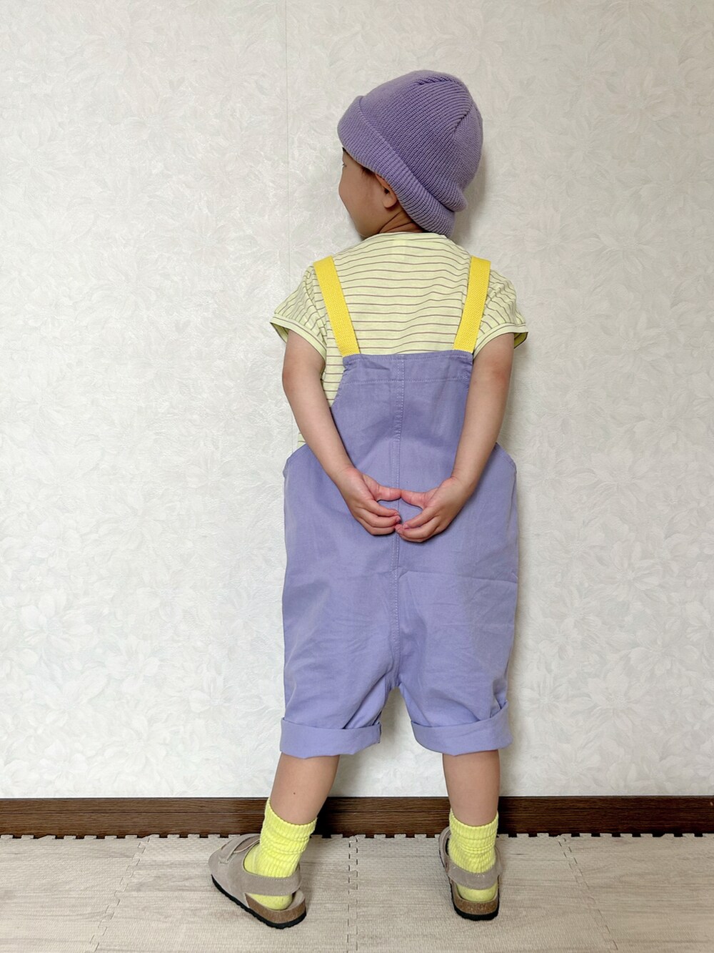 イエロー系のTシャツ/カットソー、パープル系のサロペット/オーバーオール、シルバー系のショルダーバッグを着用したキッズの夏コーディネートの5枚目の写真