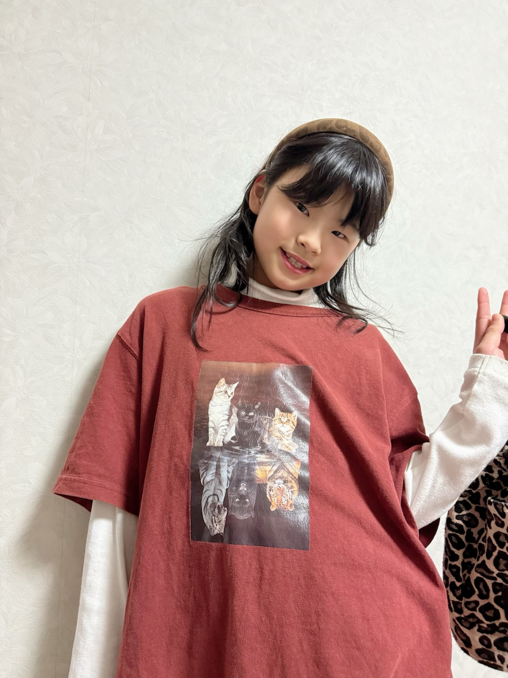 ホワイト系のTシャツ/カットソー、ブラウン系のブーツ、ブラウン系のTシャツ/カットソーを着用したキッズの春コーディネートの3枚目の写真