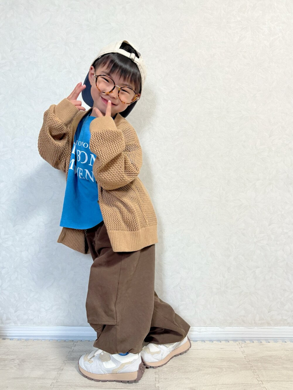 ブルー系のTシャツ/カットソー、ブラウン系のカーゴパンツ、ホワイト系のスニーカーを着用したキッズの春コーディネートの2枚目の写真