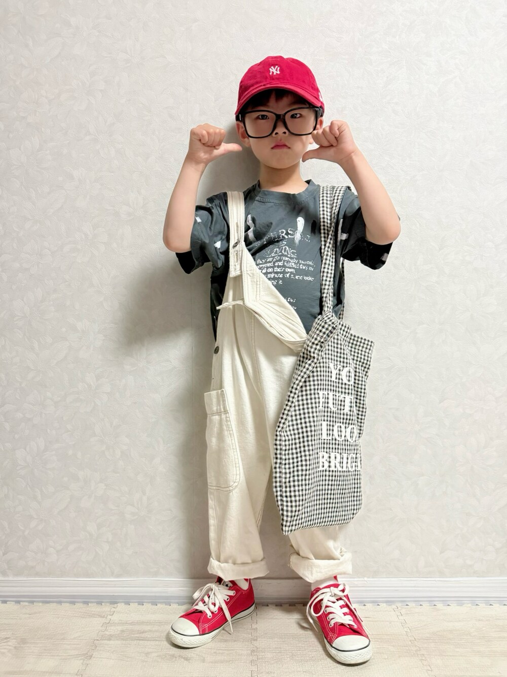 グレー系のTシャツ/カットソー、ホワイト系のサロペット/オーバーオール、ブラック系のトートバッグを着用したキッズの春コーディネートの4枚目の写真
