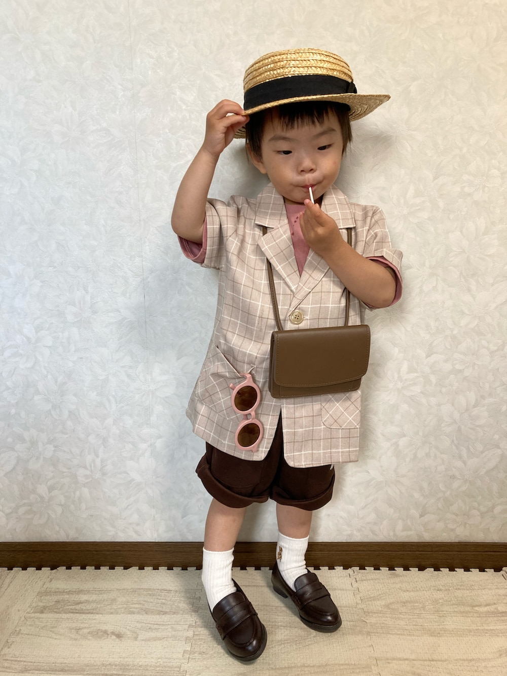 「ゆりポ、トラッドスタイル、ローファー、サングラス、レイヤードスタイル、シャツスタイル、ビッグシルエット、プチプラ、タックイン、ポシェット、麦わら帽子、ジャケットスタイル、休日スタイル、ブラウン、オープンカラーシャツ」｜「西松屋のアイテム（ハット、ベージュ系）」を使った、lenlen23さん（キッズ・90cm）の春コーディネートの5枚目の写真