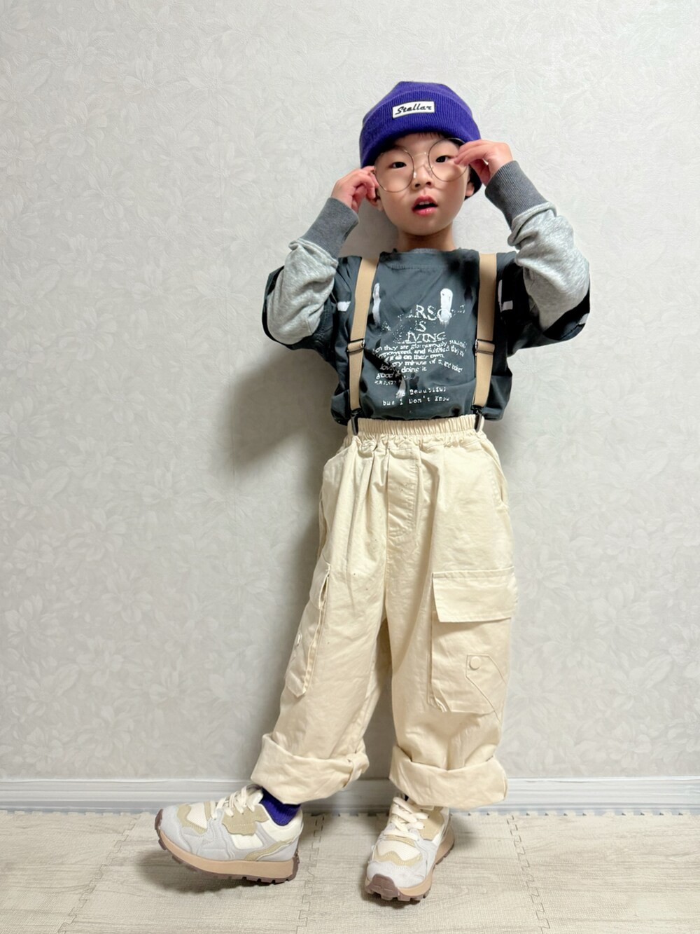 グレー系のTシャツ/カットソー、ホワイト系のカーゴパンツ、ホワイト系のスニーカーを着用したキッズの春コーディネートの2枚目の写真