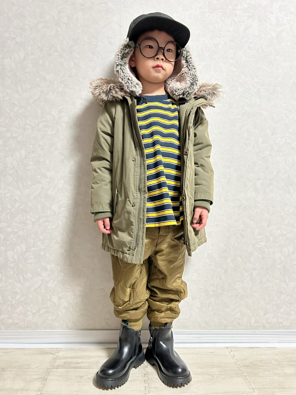 グリーン系のモッズコート、グリーン系のスウェット、ブルー系のTシャツ/カットソーを着用したキッズの冬コーディネートの3枚目の写真