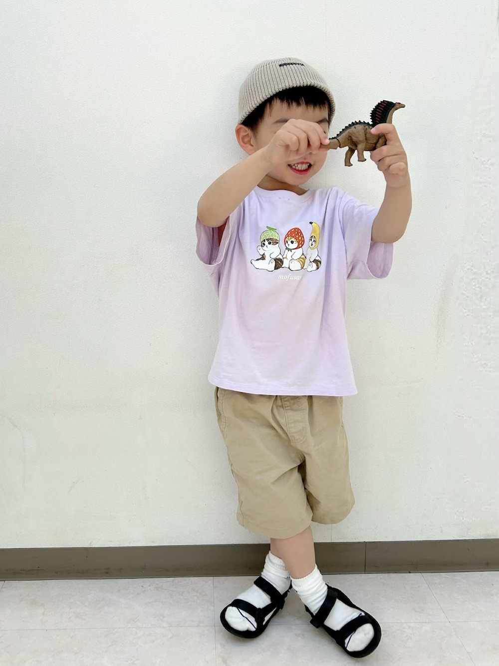 パープル系のTシャツ/カットソー、ベージュ系のチノパンツ、ブラック系のサンダルを着用したキッズの夏コーディネートの2枚目の写真