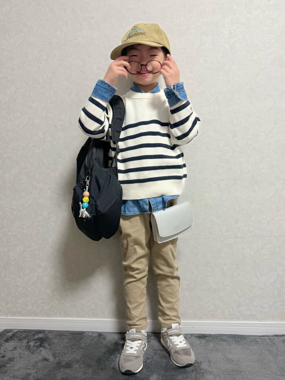 ベージュ系のその他パンツ、グレー系のスニーカー、ブラック系のバックパック/リュックを着用したキッズの冬コーディネートの4枚目の写真