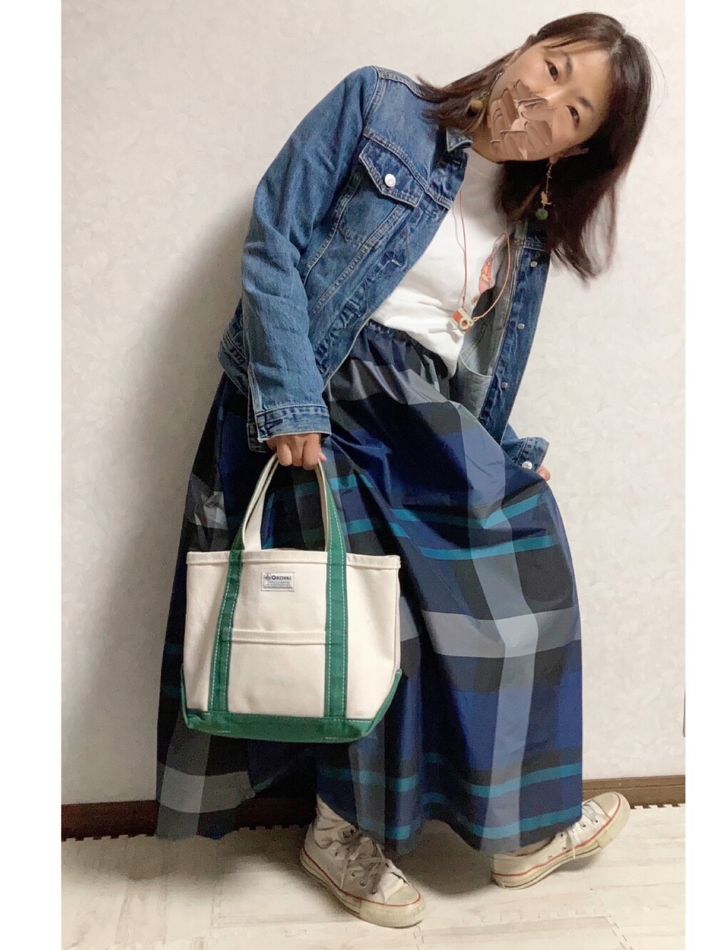 グリーン系のTシャツ/カットソー、ブラウン系のショルダーバッグ、グリーン系のパンツを着用したキッズの秋コーディネートの5枚目の写真