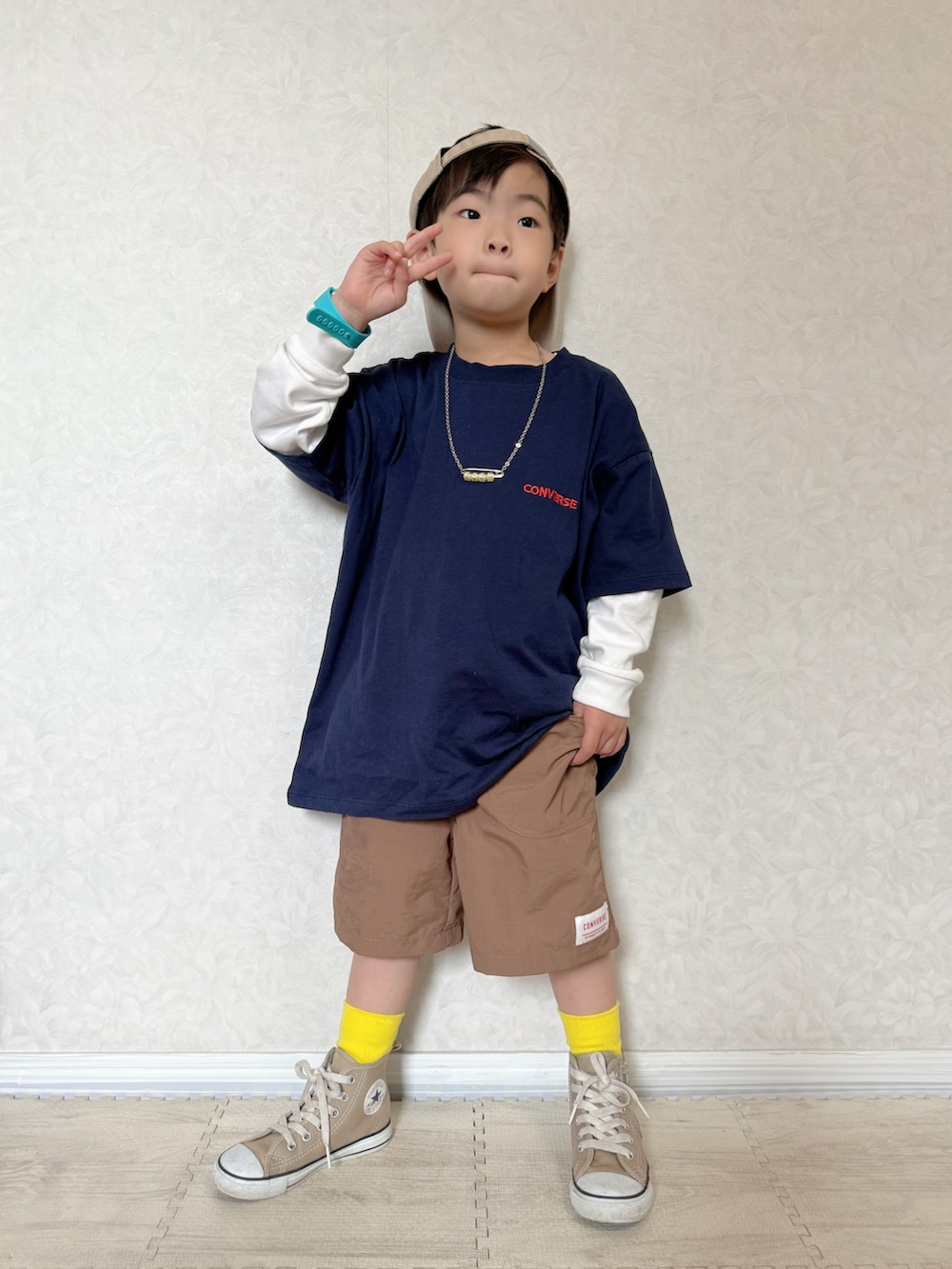 ベージュ系のベスト、ベージュ系のスニーカー、ブルー系のTシャツ/カットソーを着用したキッズの春コーディネートの4枚目の写真