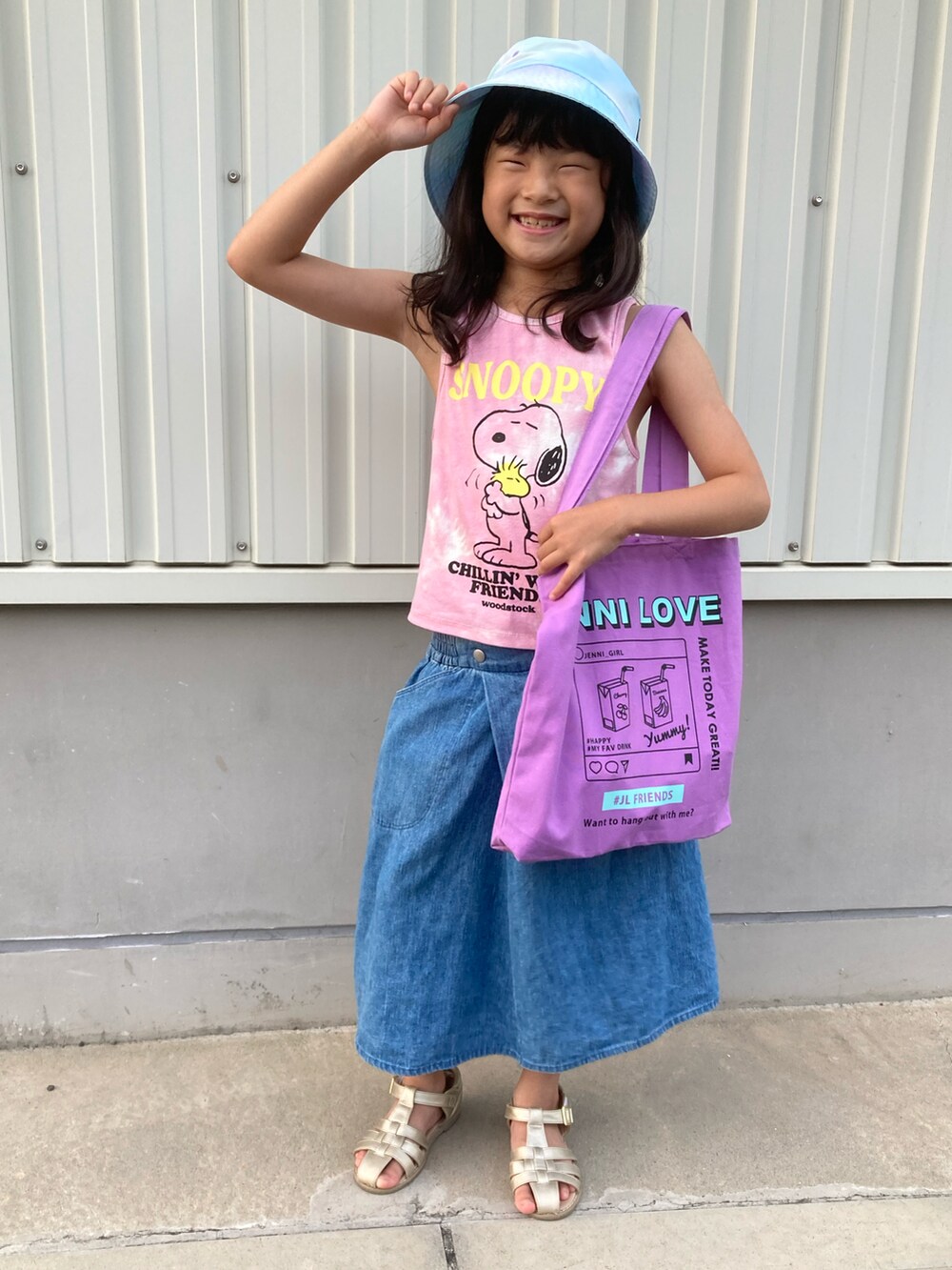 パープル系のトートバッグ、ピンク系のタンクトップ、ブルー系のパンツを着用したキッズの夏コーディネートの5枚目の写真