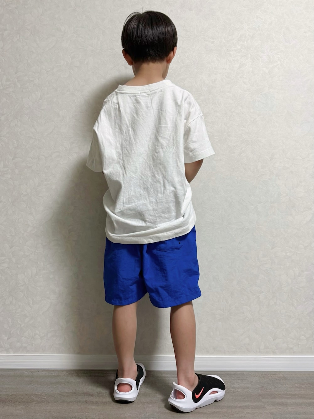ホワイト系のTシャツ/カットソー、ブルー系のその他パンツ、ホワイト系のサンダルを着用したキッズの夏コーディネートの2枚目の写真