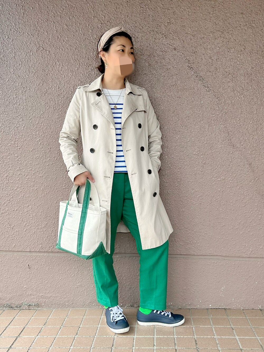 ブルー系のTシャツ/カットソー、ベージュ系のトレンチコート、グリーン系のパンツを着用したキッズの春コーディネートの3枚目の写真