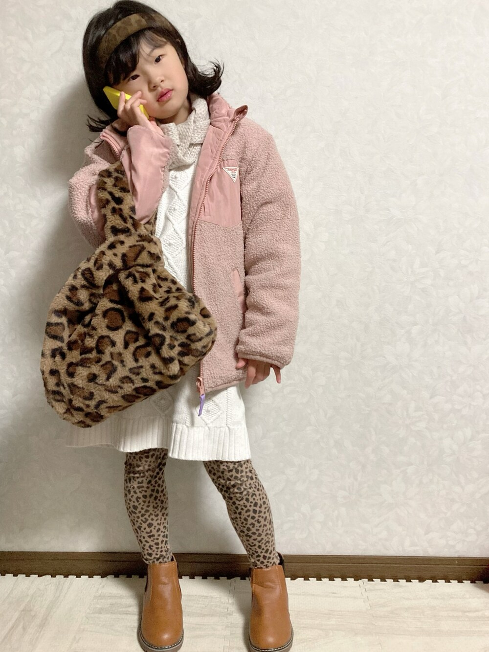 ピンク系のブルゾン、ホワイト系のワンピース、その他のバッグを着用したキッズの冬コーディネートの3枚目の写真