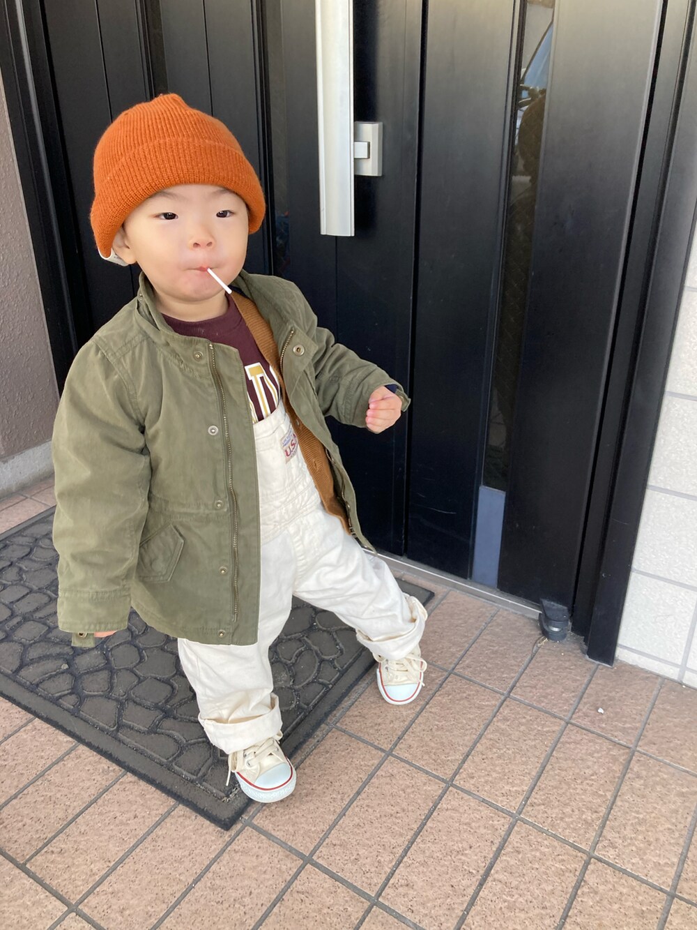 「お誕生日おめでとう！、カジュアルコーデ、休日コーデ、オーバーオール、ロゴスウェット、カーディガン、コンバース オールスター、コンバース、ニット帽、2歳3ヶ月、WEARは皆の拠り所、STOP 誹謗中傷、笑顔の輪を繋ごう、笑顔拡散、サロペット」｜「CIAOPANIC TYPYの【KIDS】ニットワッチキャップ（キャップ、オレンジ系）」を使った、lenlen23さん（キッズ・80cm）の冬コーディネートの4枚目の写真