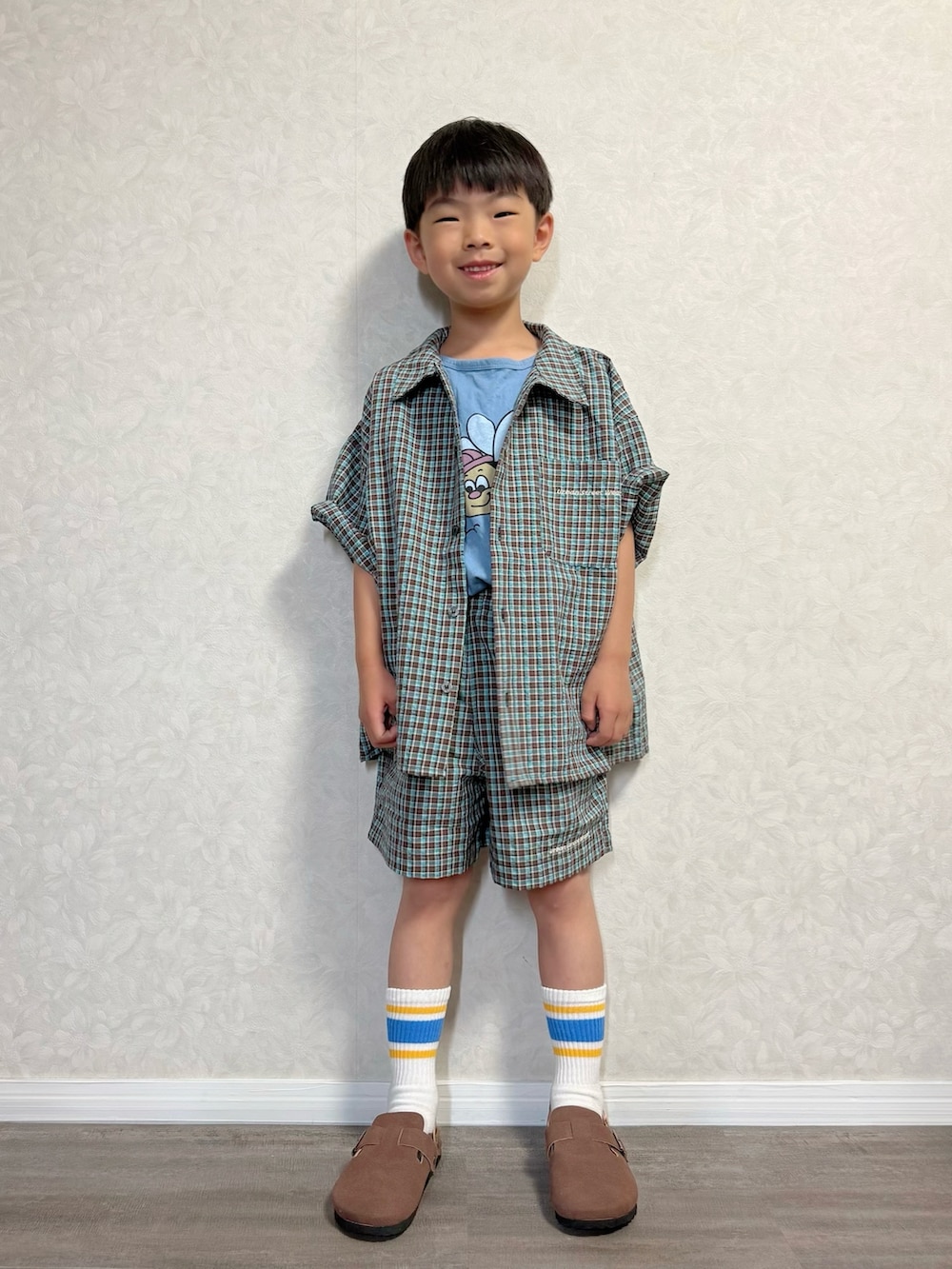 ブラウン系のシャツ/ブラウス、ブラウン系のその他パンツ、ブルー系のタンクトップを着用したキッズの夏コーディネートの3枚目の写真