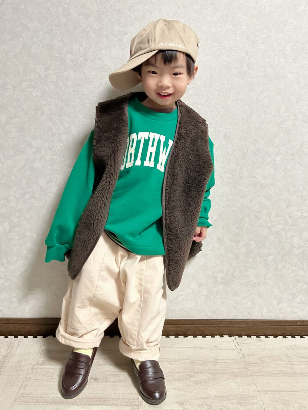 グリーン系のTシャツ/カットソー、グリーン系のスウェット、ベージュ系のチノパンツを着用したキッズの冬コーディネートの3枚目の写真