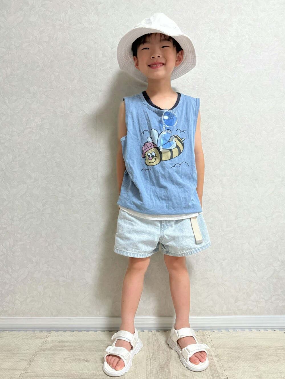 ホワイト系のタンクトップ、ブルー系のタンクトップ、ブルー系のデニムパンツを着用したキッズの夏コーディネートの2枚目の写真