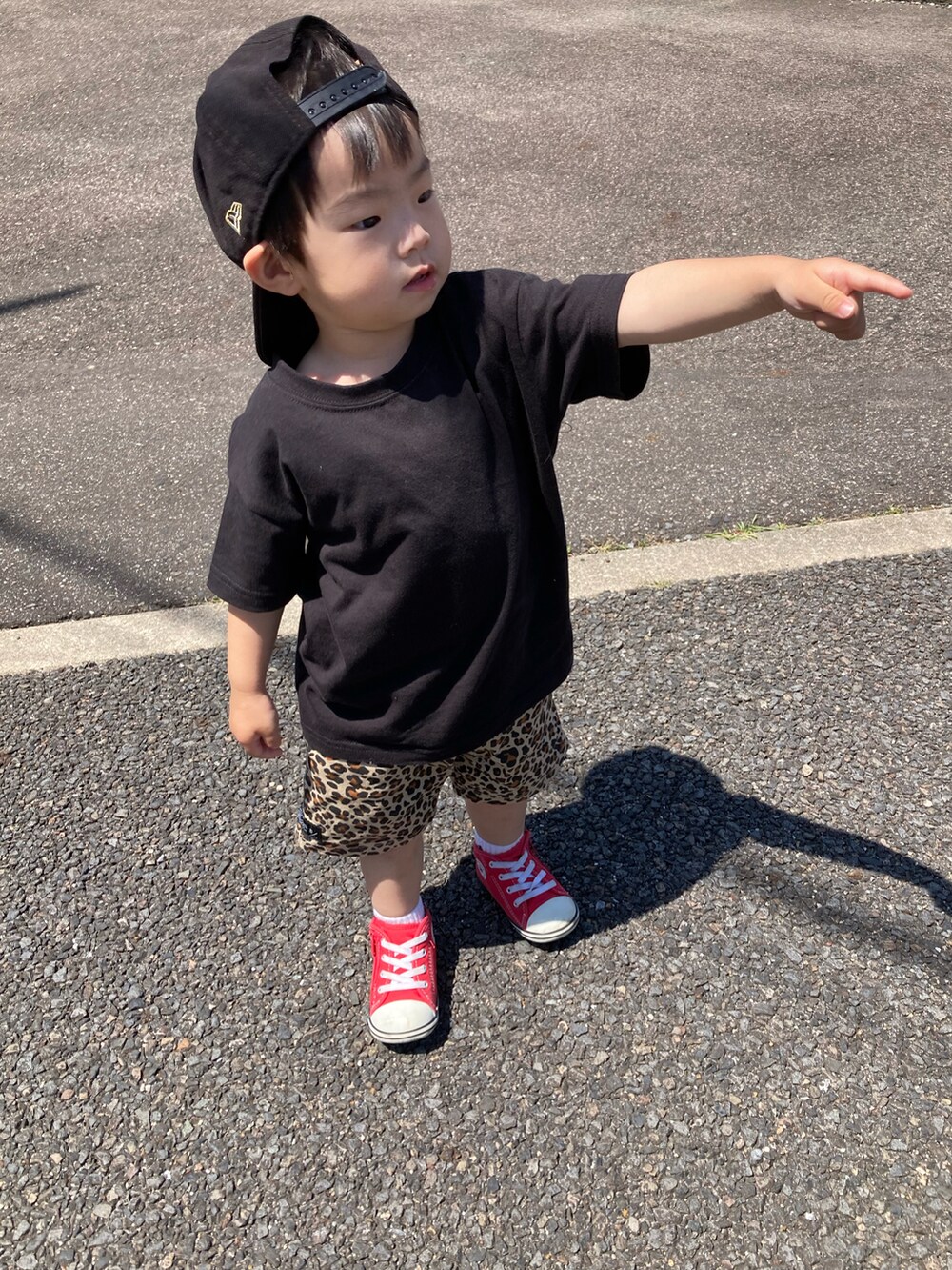 ベージュ系のタンクトップ、その他のTシャツ/カットソー、ベージュ系のその他パンツを着用したキッズの春コーディネートの3枚目の写真