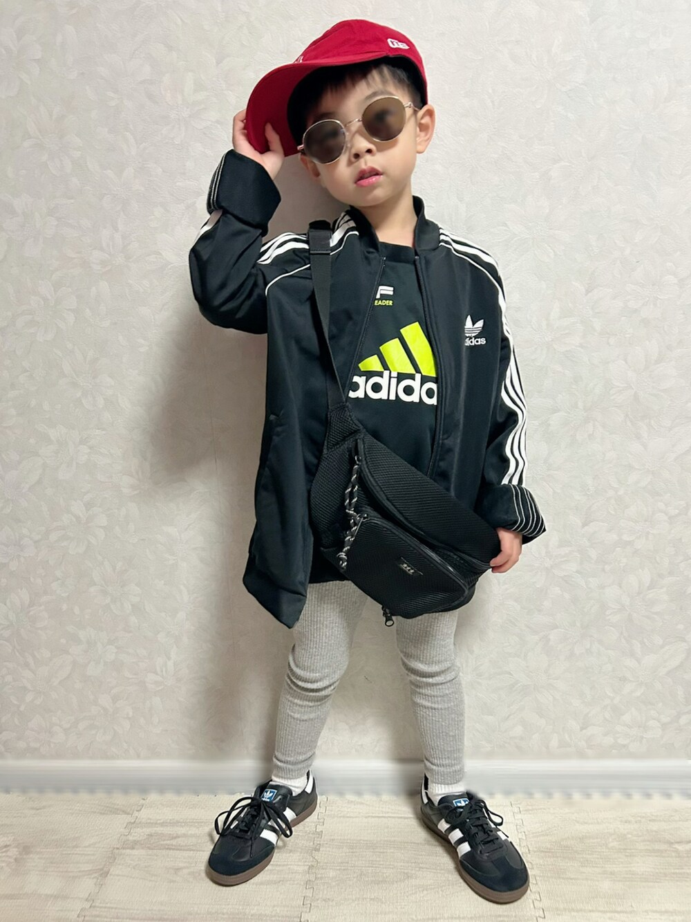 ブラック系のジャージ、ブラック系のTシャツ/カットソー、ブラック系のボディバッグ/ウエストポーチを着用したキッズの冬コーディネートの2枚目の写真