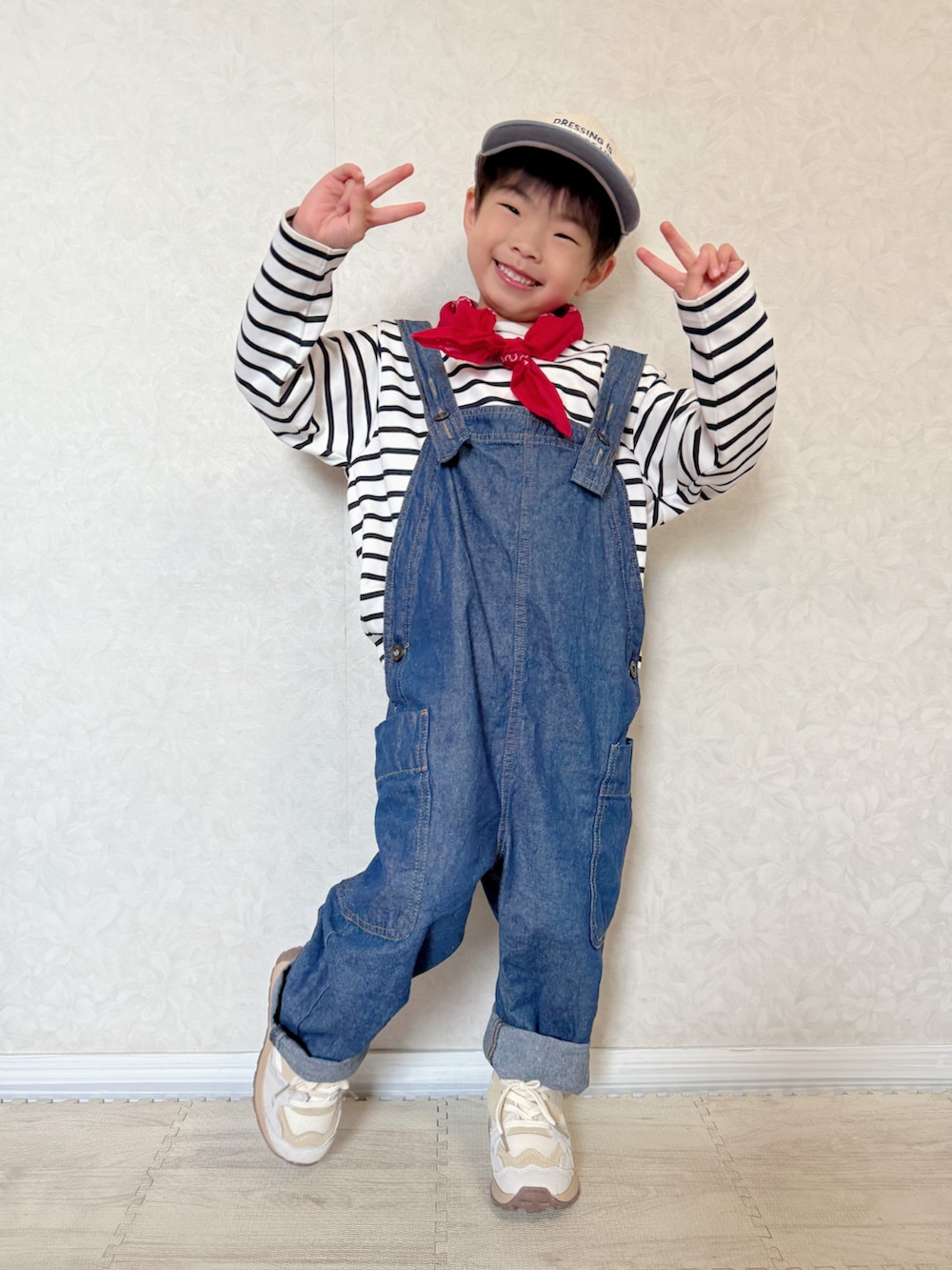 ブルー系のTシャツ/カットソー、ブルー系のサロペット/オーバーオール、ベージュ系のトートバッグを着用したキッズの春コーディネートの5枚目の写真