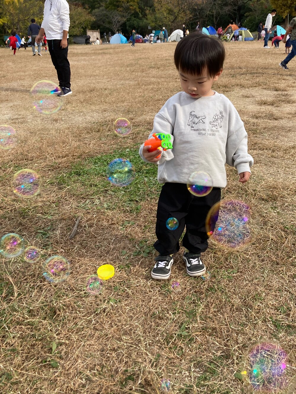 グレー系のスウェット、ブラック系のベスト、ブラック系のカーゴパンツを着用したキッズの秋コーディネートの5枚目の写真