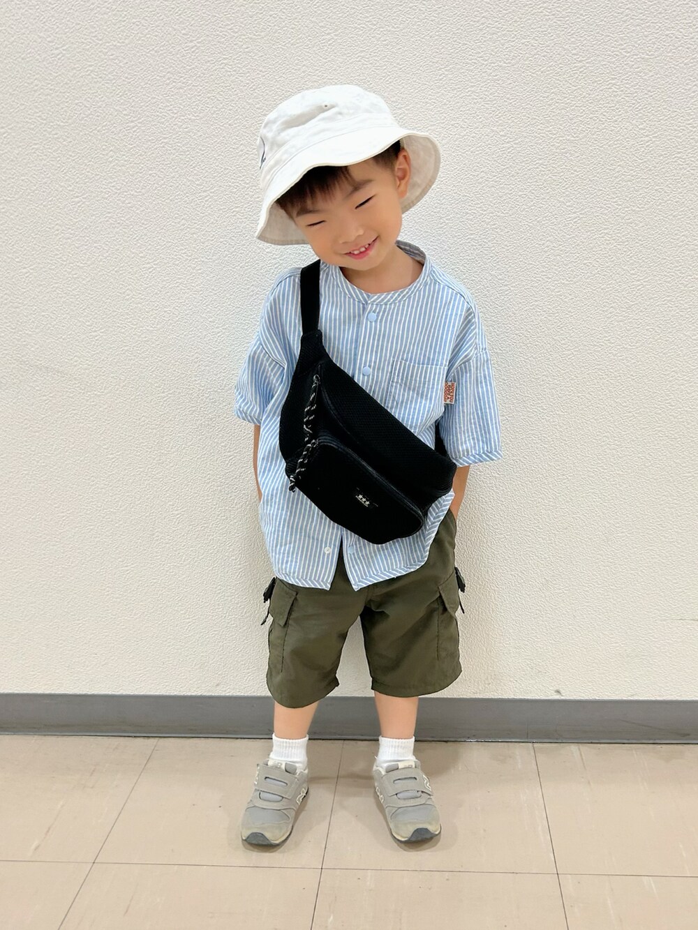 その他のシャツ/ブラウス、ブラック系のボディバッグ/ウエストポーチ、グリーン系のカーゴパンツを着用したキッズの夏コーディネートの2枚目の写真