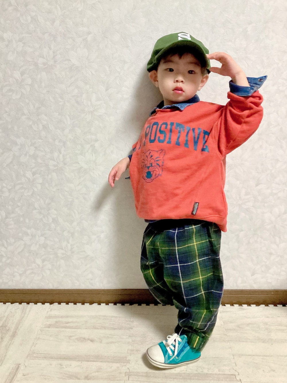 「お誕生日おめでとう!、コンバース、レイヤードスタイル、キャップ、チェックパンツ、チェッカーず2022、スウィーツ同盟会、第2回おそろであそぼ、GU、スニーカー、ビビッドカラー、プチプラ、ロゴスウェット、チェック、シンプルコーデ」|「DAISOのアイテム(キャップ、グリーン系)」を使った、lenlen23さん(キッズ・90cm)の秋コーディネートの3枚目の写真