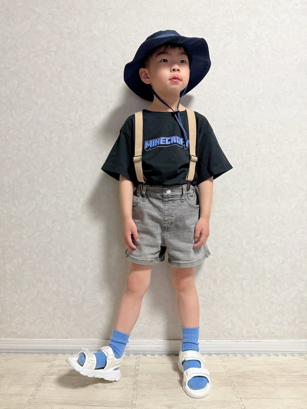 「春夏コーデ、アウトドアスタイル、サスペンダー、ハーフパンツ、ショートパンツ、Tシャツ、休日スタイル、サンダル、プチプラ、ハット、めがね、タックイン、シンプルコーデ、お出かけコーデ、モノトーン」｜「SHEINの男の子幼児 ツートーン サンハット ネイビーブルー 470円（ハット、ブルー系）」を使った、lenlen23さん（キッズ・100cm）の春コーディネートの2枚目の写真