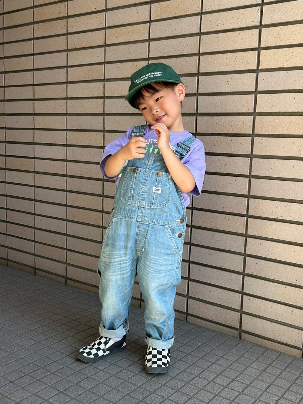 パープル系のTシャツ/カットソー、ブルー系のサロペット/オーバーオール、その他のスリッポンを着用したキッズの夏コーディネートの4枚目の写真