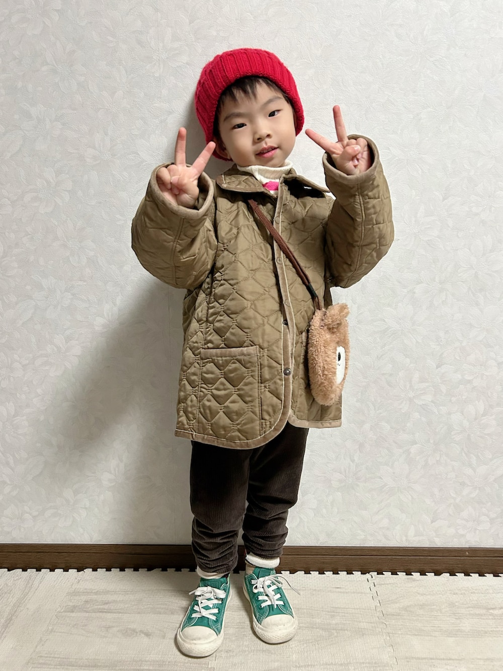 ホワイト系のニット/セーター、その他のTシャツ/カットソー、グリーン系のブルゾンを着用したキッズの冬コーディネートの2枚目の写真