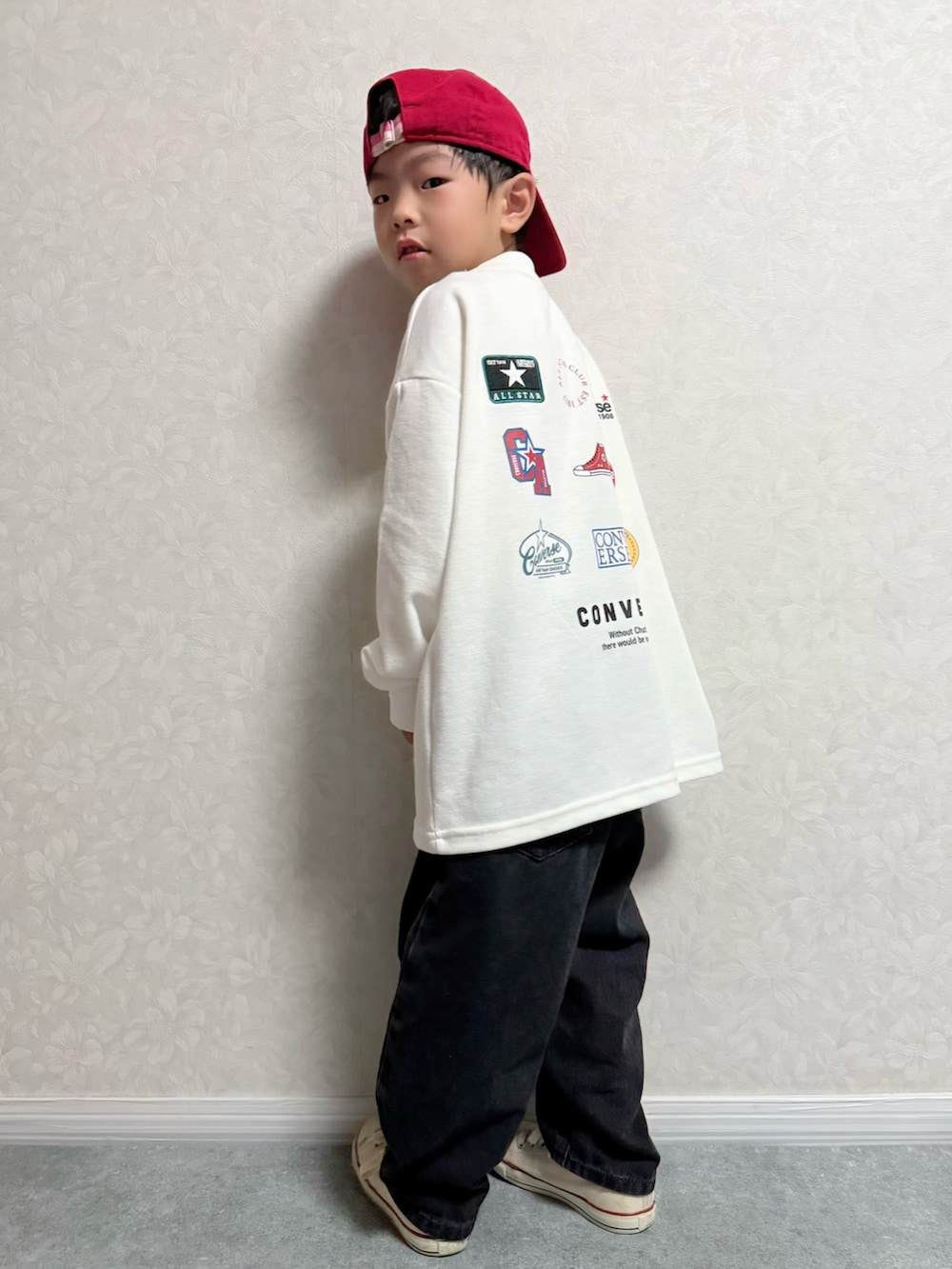 ホワイト系のスニーカー、ホワイト系のTシャツ/カットソー、グレー系のデニムパンツを着用したキッズの秋コーディネートの3枚目の写真