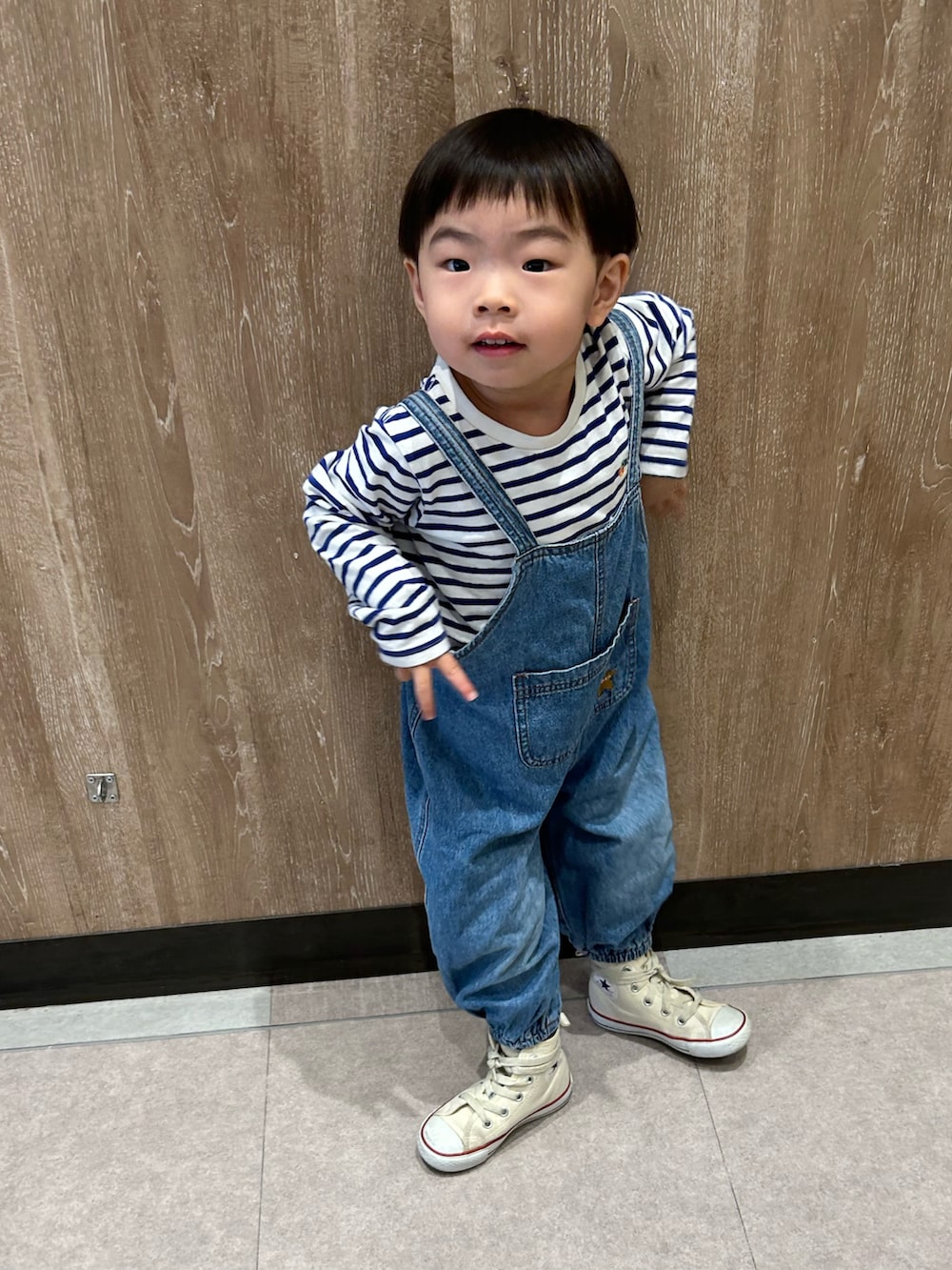 ブルー系のTシャツ/カットソー、ブルー系のサロペット/オーバーオール、ホワイト系のショルダーバッグを着用したキッズの春コーディネートの2枚目の写真