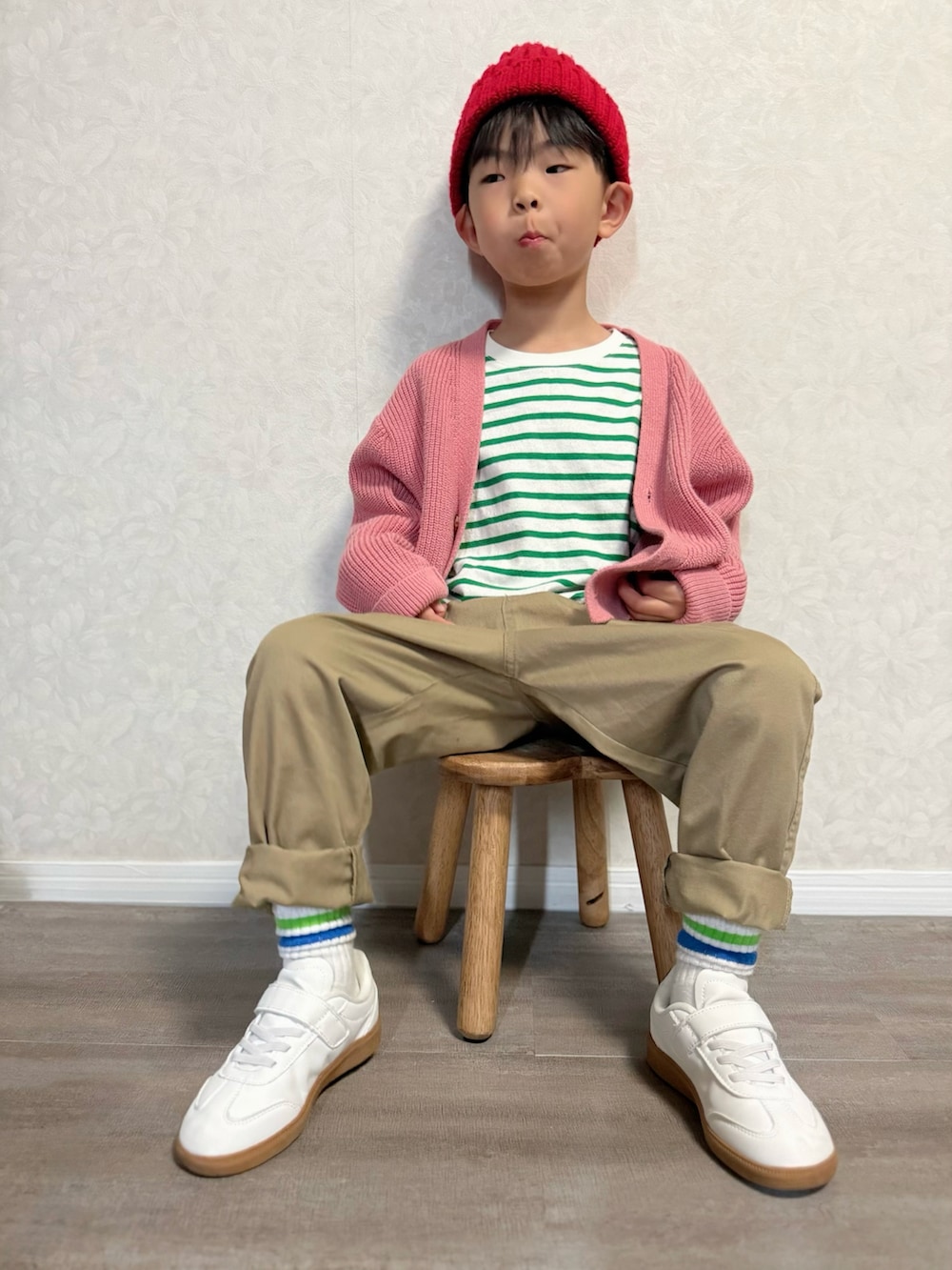 グリーン系のTシャツ/カットソー、ピンク系のカーディガン/ボレロ、ベージュ系のチノパンツを着用したキッズの春コーディネートの4枚目の写真