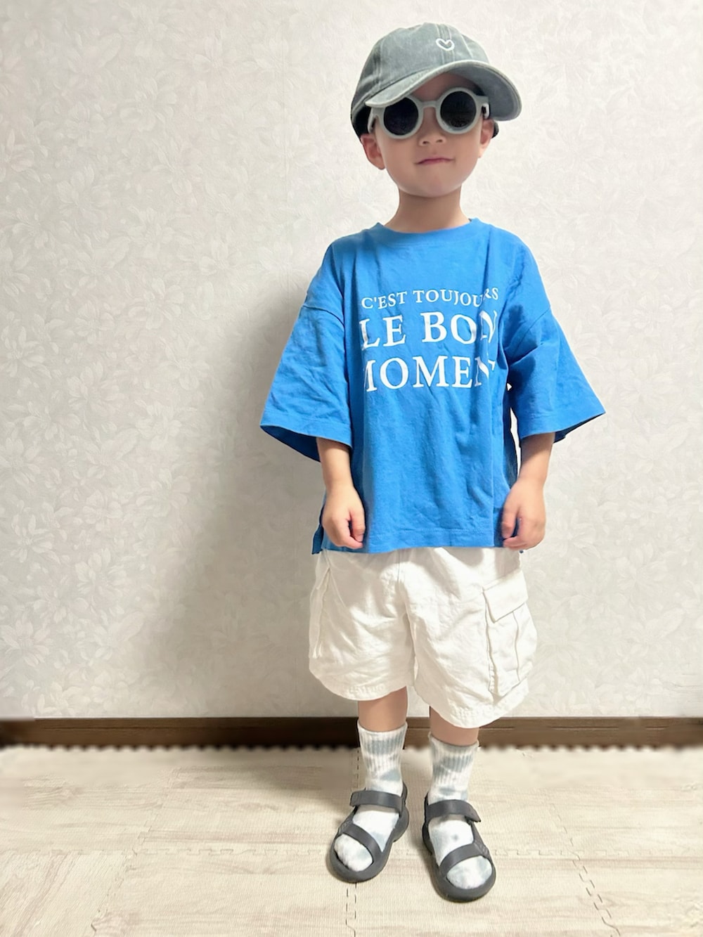 ブルー系のTシャツ/カットソー、ブラック系のタンクトップ、ホワイト系のその他パンツを着用したキッズの夏コーディネートの5枚目の写真