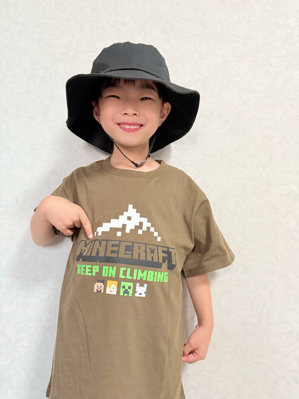 その他のスリッポン、ブラウン系のTシャツ/カットソー、ブルー系のデニムパンツを着用したキッズの夏コーディネートの5枚目の写真