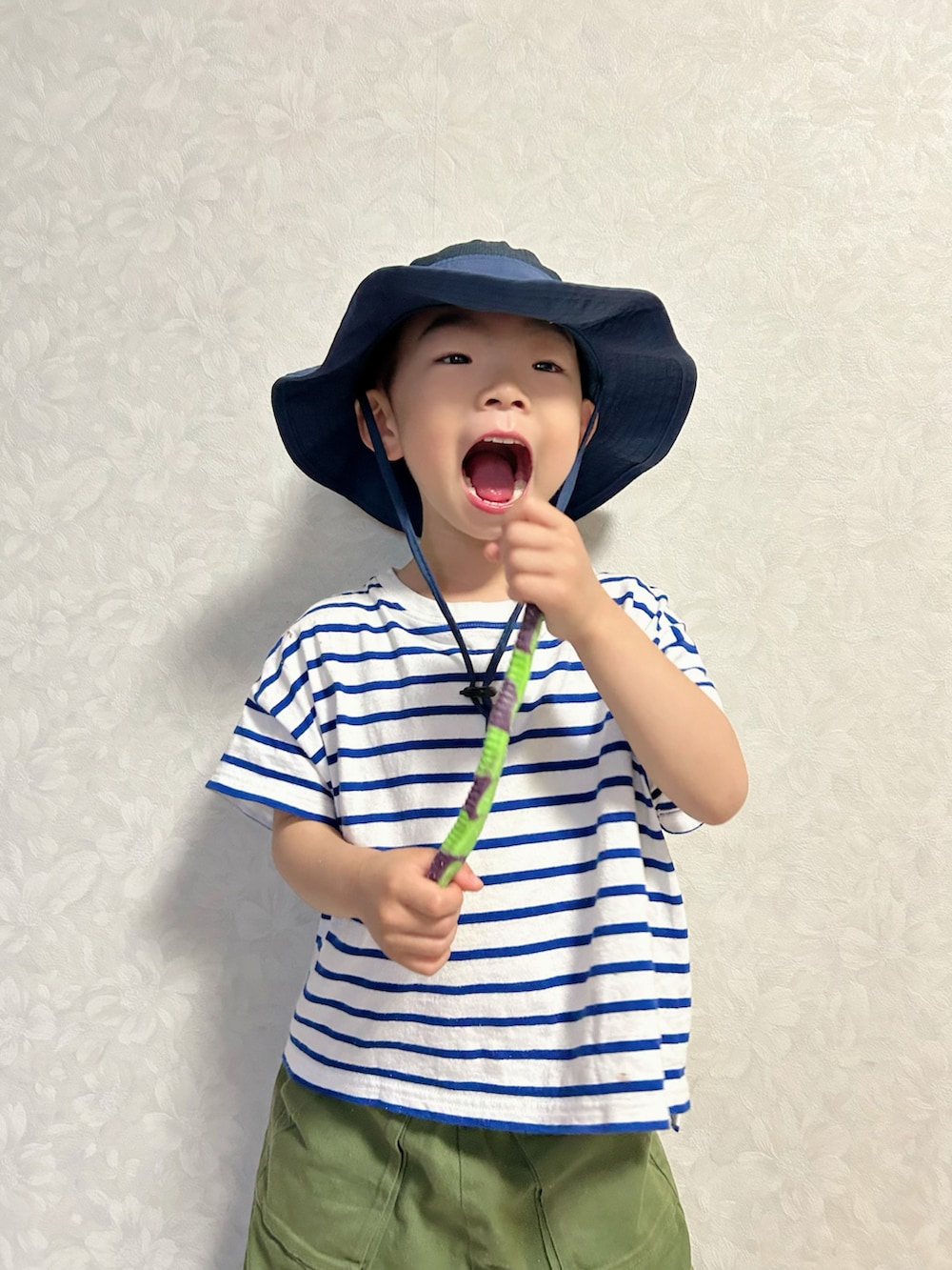 ブルー系のTシャツ/カットソー、グリーン系のパンツ、グリーン系のスニーカーを着用したキッズの春コーディネートの5枚目の写真