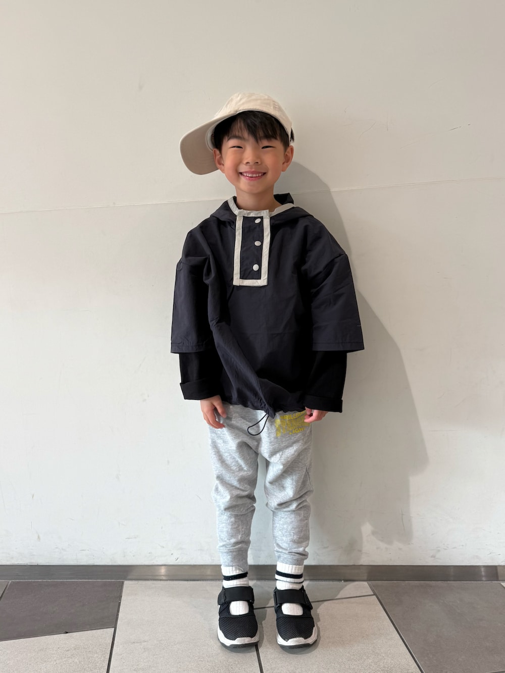 ブラック系のサンダル、グレー系のスウェットパンツ、ブラック系のTシャツ/カットソーを着用したキッズの春コーディネートの2枚目の写真