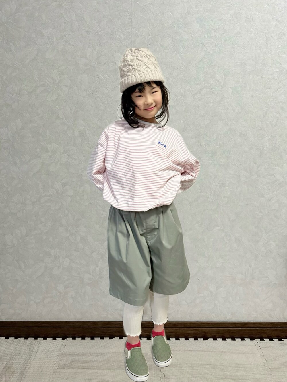 ピンク系のTシャツ/カットソー、グリーン系のパンツ、グリーン系のスニーカーを着用したキッズの冬コーディネートの2枚目の写真