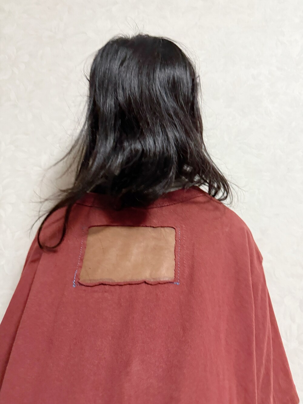 ホワイト系のTシャツ/カットソー、ブラウン系のブーツ、ブラウン系のTシャツ/カットソーを着用したキッズの春コーディネートの5枚目の写真