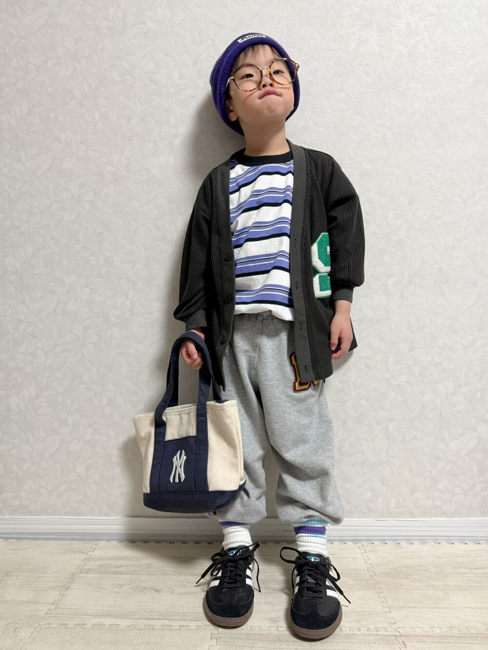 パープル系のTシャツ/カットソー、ブラック系のカーディガン/ボレロ、グレー系のスウェットパンツを着用したキッズの春コーディネートの5枚目の写真