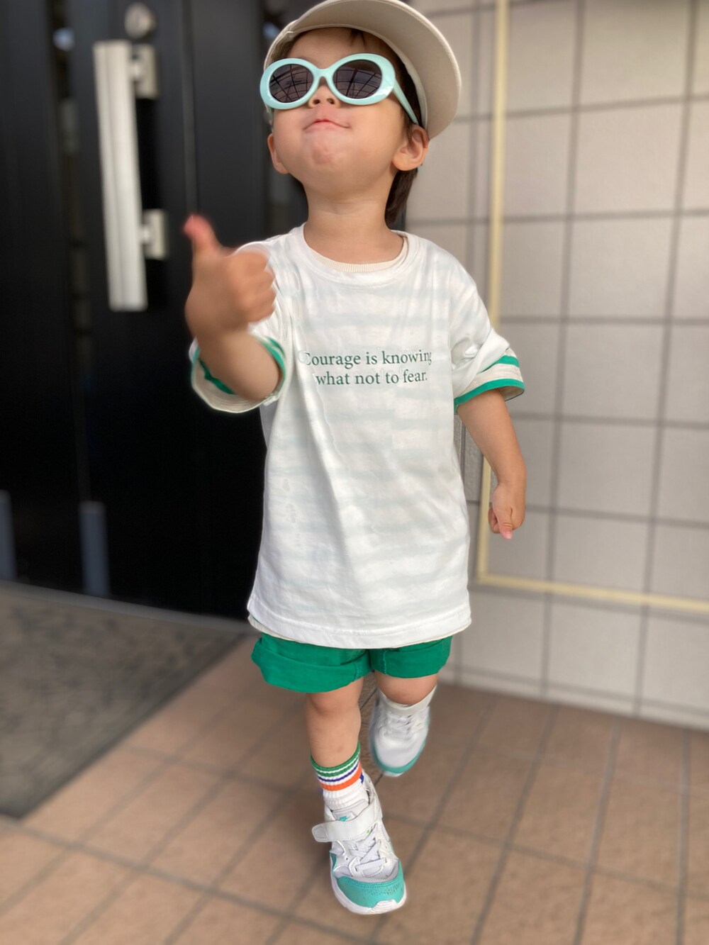 ホワイト系のTシャツ/カットソー、グリーン系のTシャツ/カットソー、グリーン系のその他パンツを着用したキッズの夏コーディネートの3枚目の写真