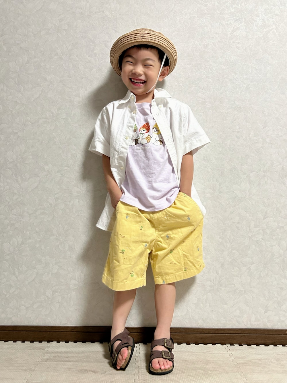 パープル系のTシャツ/カットソー、ホワイト系のシャツ/ブラウス、イエロー系のパンツを着用したキッズの夏コーディネートの2枚目の写真