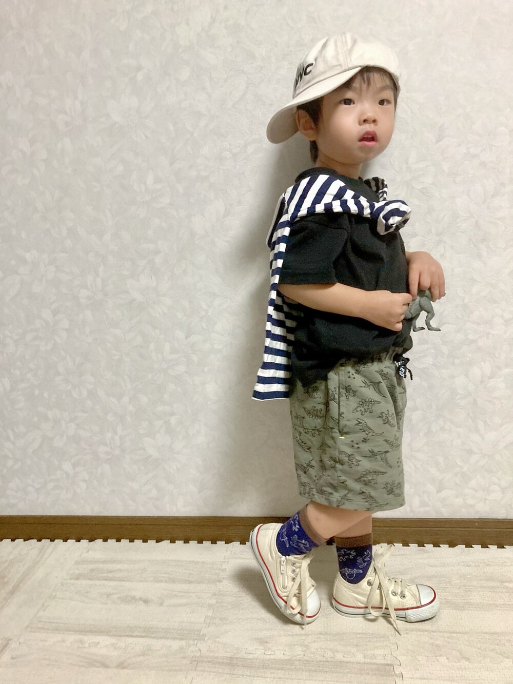 ブルー系のTシャツ/カットソー、グリーン系のその他パンツ、ホワイト系のキャップを着用したキッズの秋コーディネートの5枚目の写真