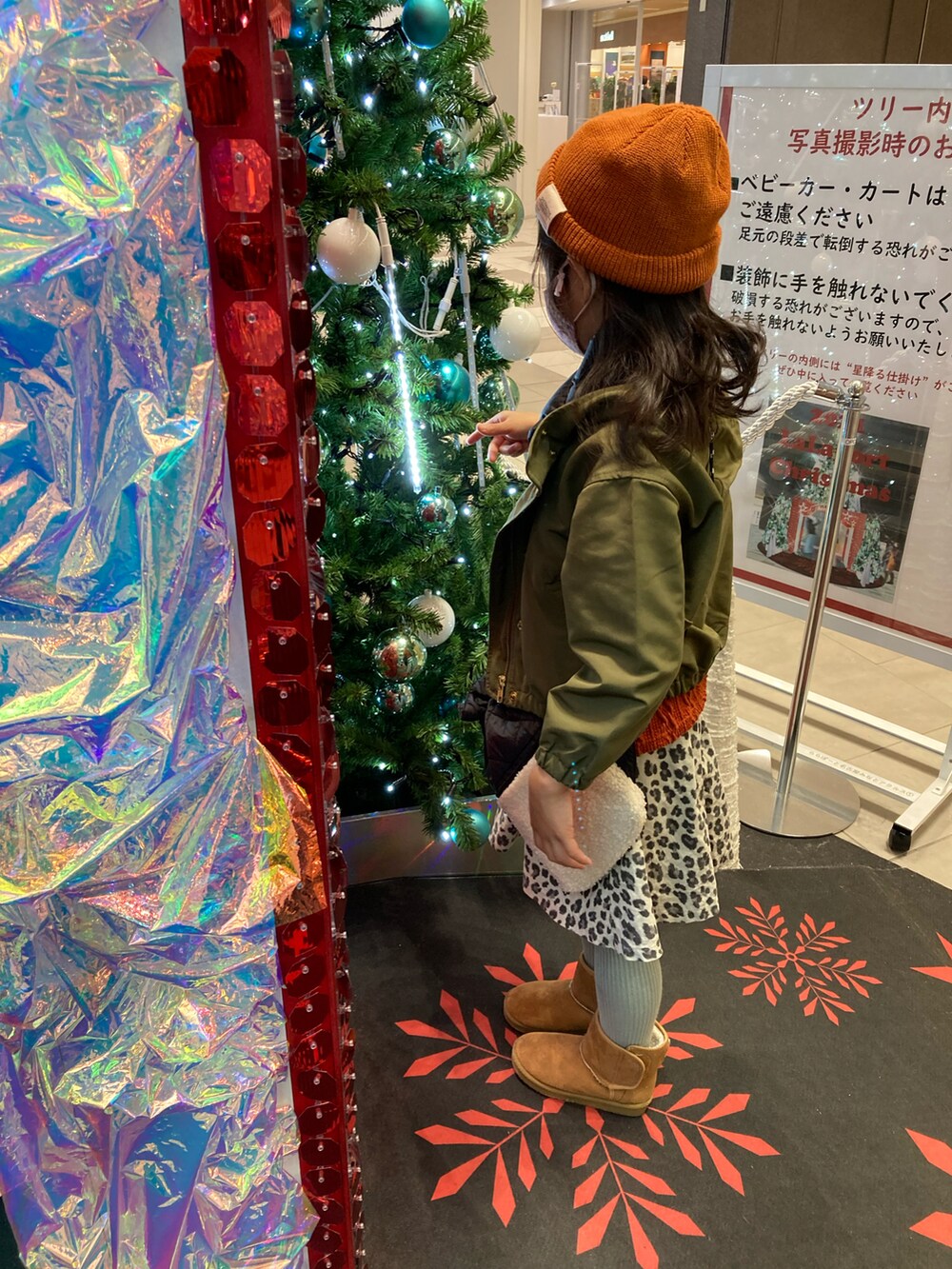 グリーン系のショルダーバッグ、グリーン系のカーディガン/ボレロ、ベージュ系のスカートを着用したキッズの冬コーディネートの5枚目の写真