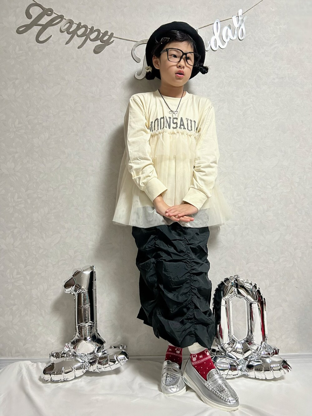 ホワイト系のTシャツ/カットソー、ブラック系のスカート、シルバー系のスリッポンを着用したキッズの秋コーディネートの2枚目の写真