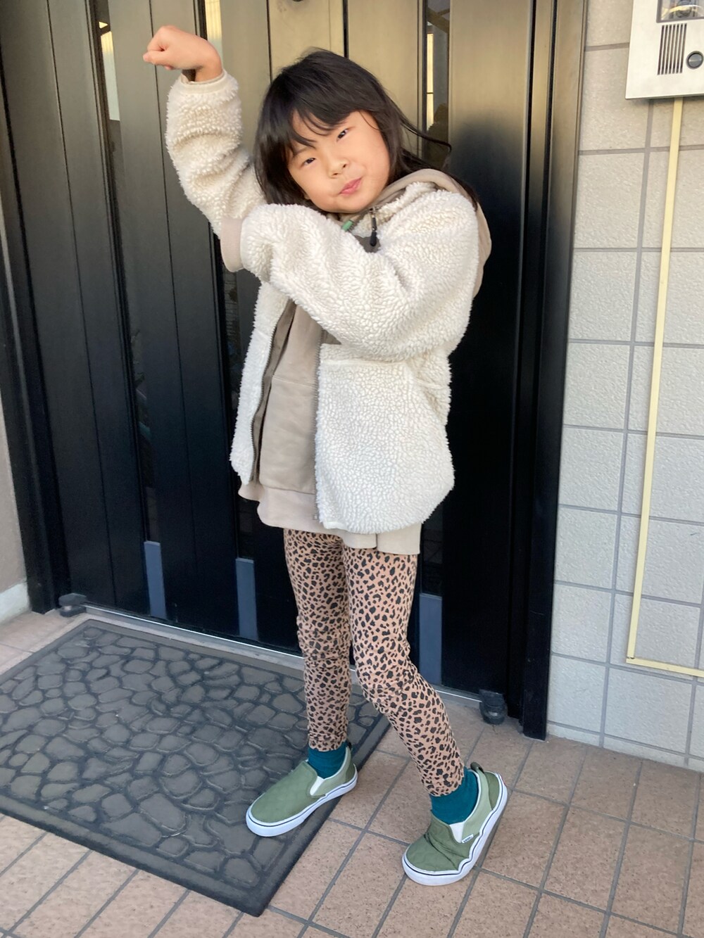 ホワイト系のTシャツ/カットソー、ベージュ系のパーカー、ベージュ系のブルゾンを着用したキッズの冬コーディネートの2枚目の写真