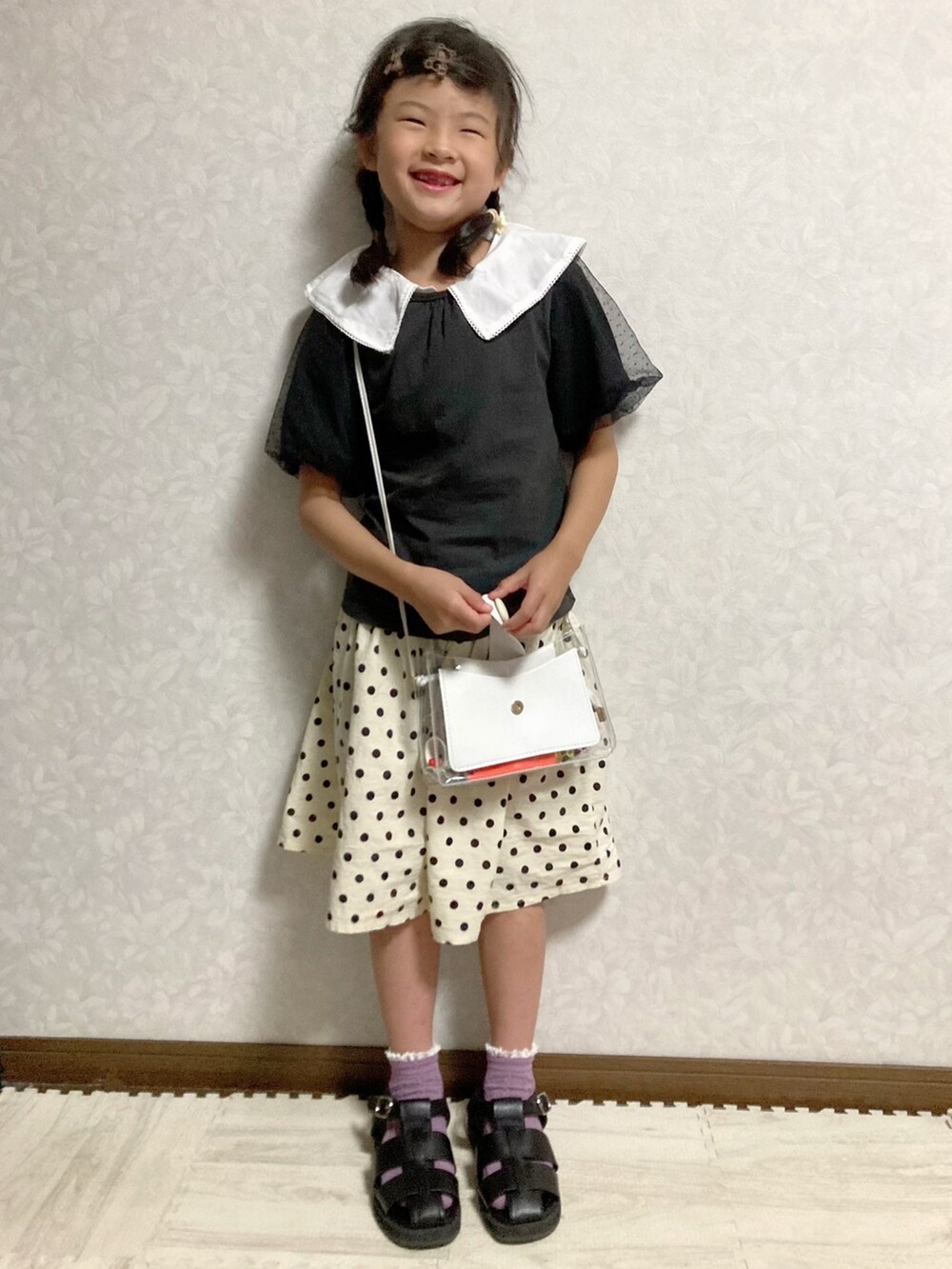 ブラック系のシャツ/ブラウス、ホワイト系のその他パンツ、ホワイト系のショルダーバッグを着用したキッズの夏コーディネートの4枚目の写真